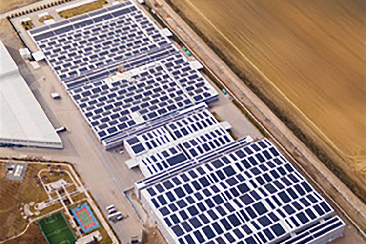Fabrikanın çatısına güneş enerjisi santrali kurdu