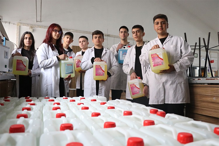 Temizlik malzemesi üreten lise yıllık yaklaşık 4 milyon liralık satış yapıyor