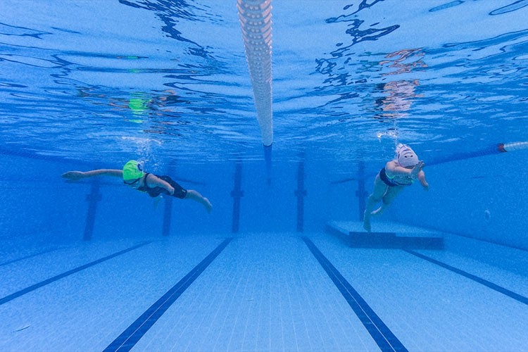 Yüzmede engel tanımayan sporcular başarıya doymuyor