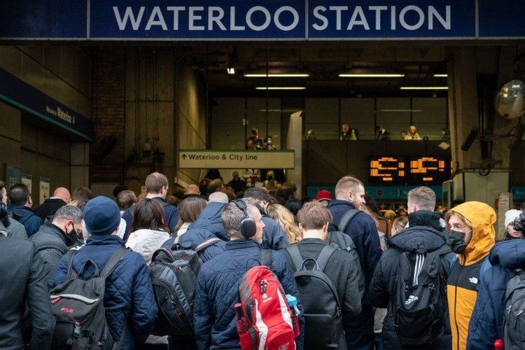 Londra'da ulaşım personeli greve gitti
