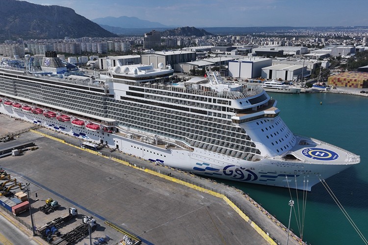 Antalya Limanı'nda kruvaziyer trafiği hareketlendi