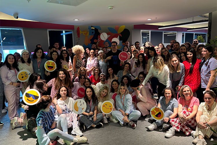 Penti çalışanları pijamayla işyerinde