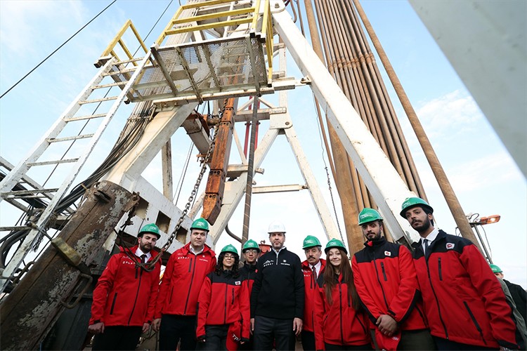 Üniversite öğrencileriyle "Koca Yusuf" sondaj kulesine çıktı