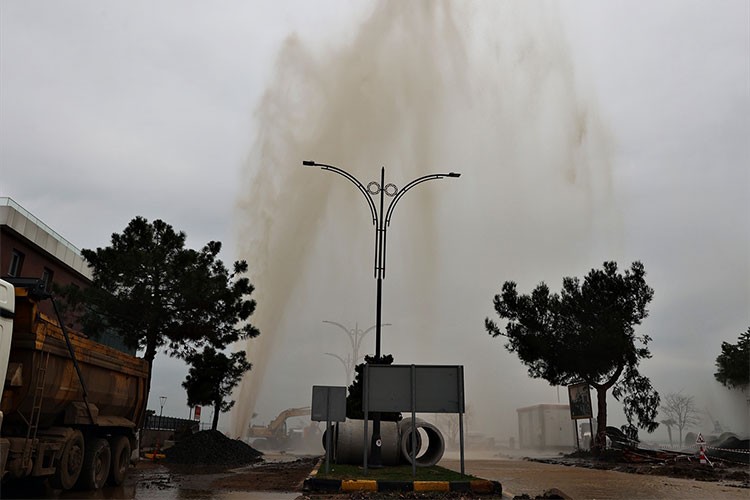 Samsun'da içme suyu isale hattı patladı