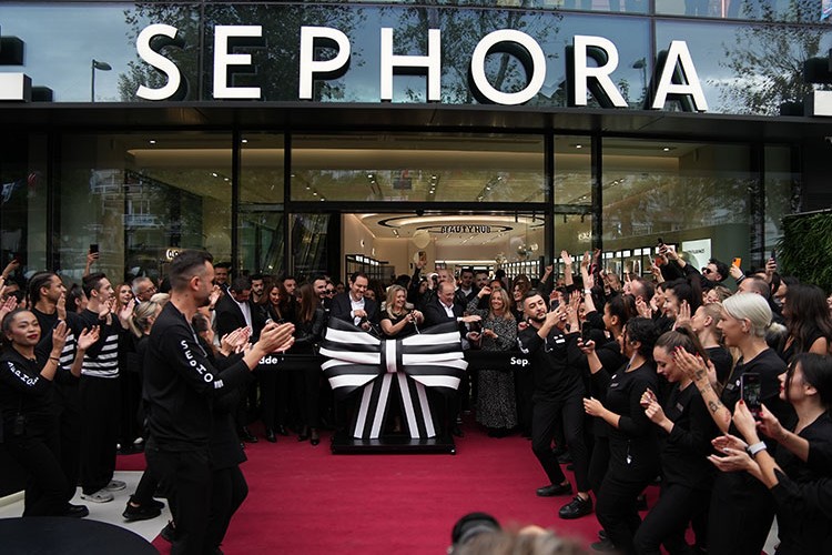 İlk mağazasını Bağdat Caddesi'nde açtı