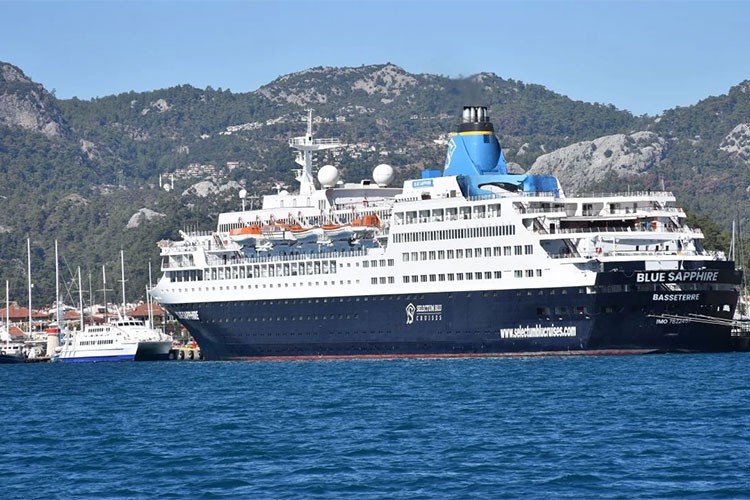 Yolcu gemisi "Blue Sapphire" ikmal için Marmaris'te