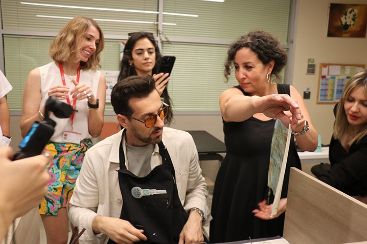 Ünlü komedyen Max Amini, Ebru için fırçayı eline aldı