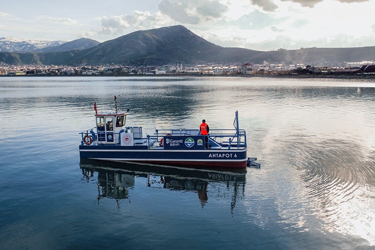 Mavi Nefes Projesi kapsamında Van Gölü'nde temizliğe başladı