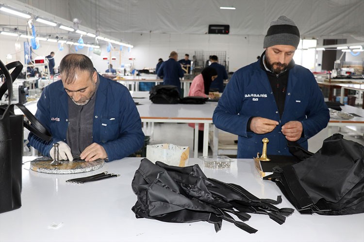 Ağrı'da üretilen çantalar yurt dışında alıcı buluyor