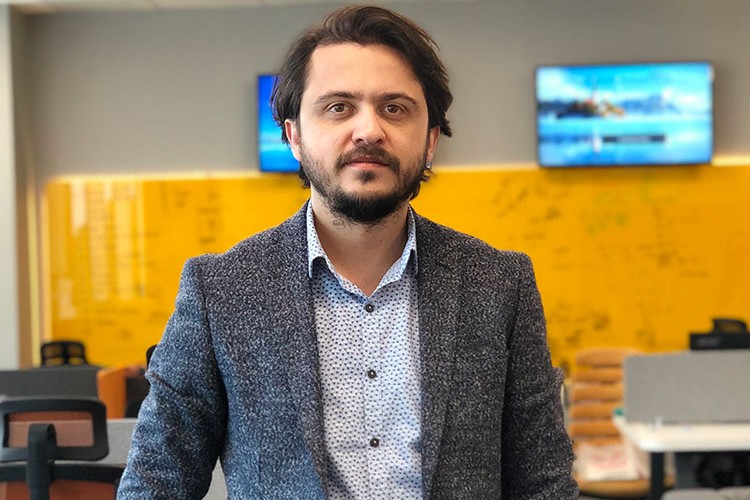 Notları analiz edip geç olmadan yöneticiyi uyarıyor