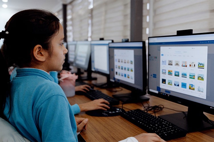 Kız çocuklara makine öğrenimi ve yapay zeka atölyesi