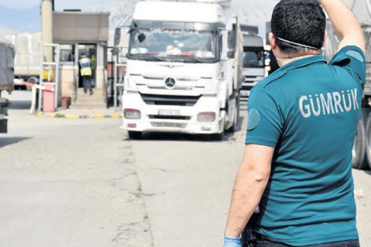 Gümrük kapılarında ticaret hız kesmedi