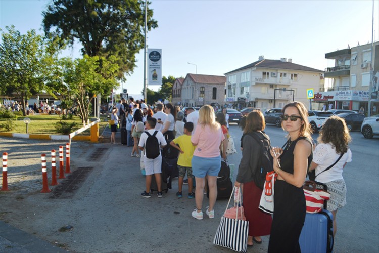 Midilli Adası'na geçişlerde 3 günlük tatil yoğunluğu başladı