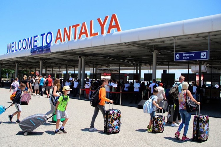 Antalya'ya bu yıl hava yoluyla gelen turist sayısı 4 milyonu aştı