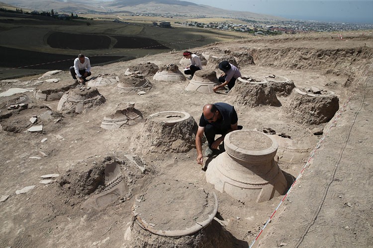 Van'daki Kevenli Kalesi kalıntısında çivi yazılı 76 pithos ortaya çıkarıldı