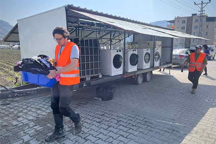 Afet bölgesinde umutları yeşertmeye devam ediyor