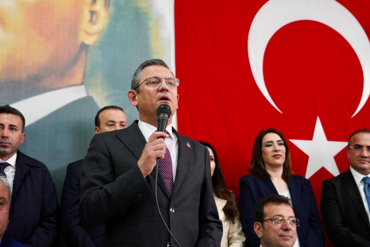 CEMEVİNDE, ÖZEL VE İMAMOĞLU COŞKUSU