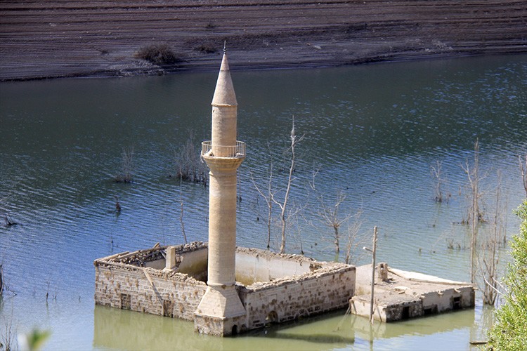 Barajda su seviyesi düştü eski cami ortaya çıktı