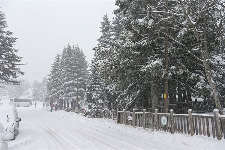 Uludağ'a erken gelen kar turizmcilerin umutlarını artırdı
