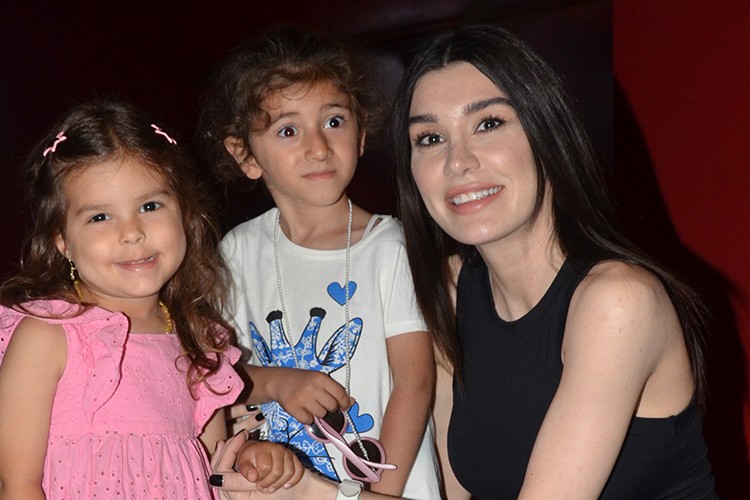 Burcu Kıratlı çocuklara erken bayram hediyesi verdi