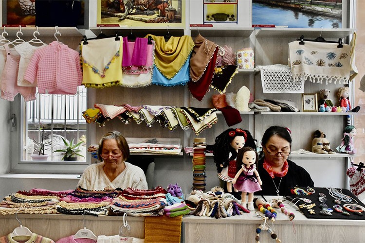 El emeği ürünlerle aile bütçesine katkı sağladılar