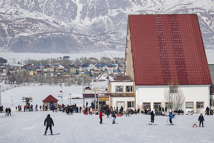 Ovacık Kayak Merkezi'nde pistler kayakseverlerle doldu