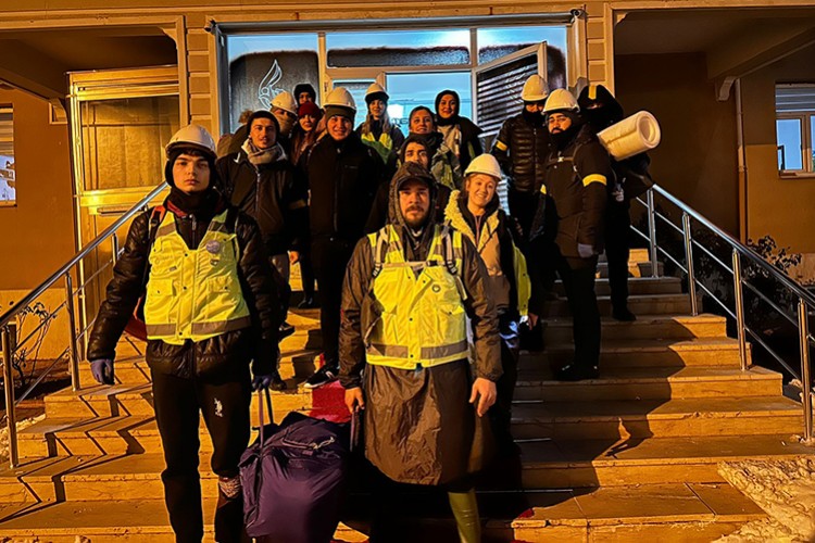 Türkiye'nin dört bir yanından deprem bölgesine yardım