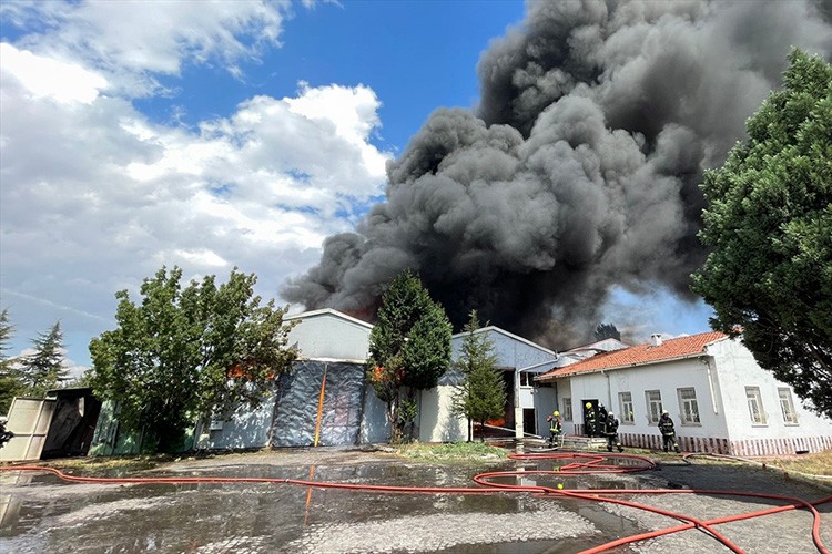 Kayseri'de sünger fabrikasında yangın çıktı