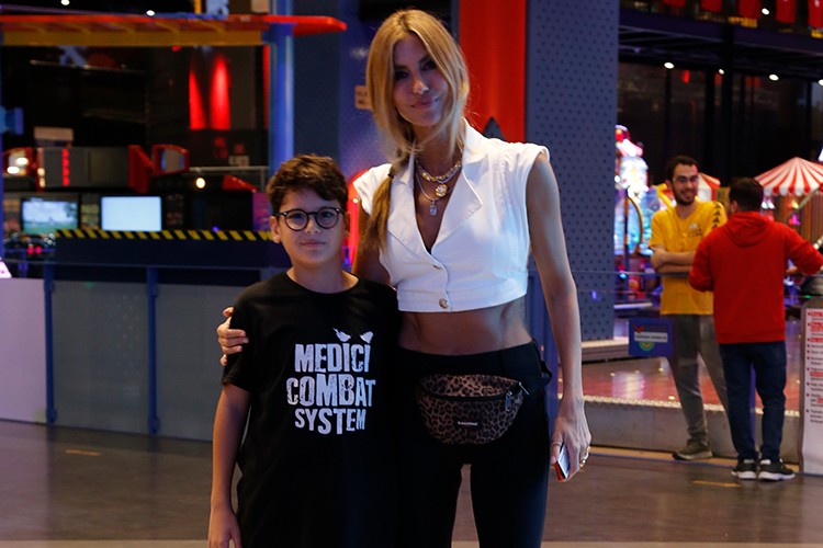 Anneden çok arkadaş gibi