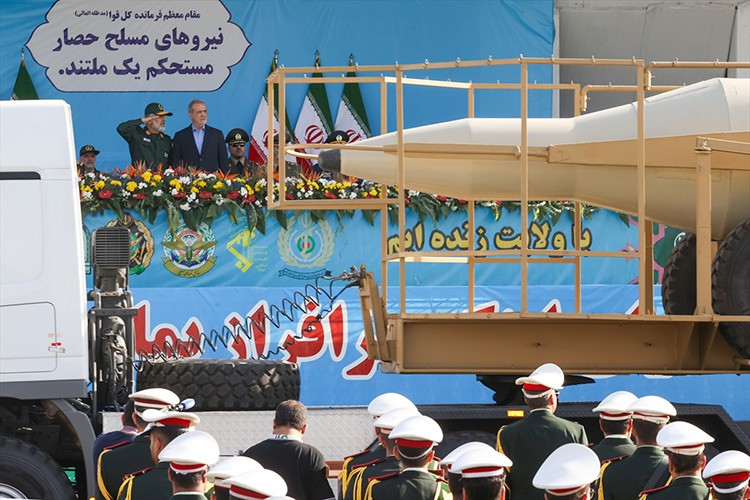 İran, kamikaze insansız hava aracını sergiledi