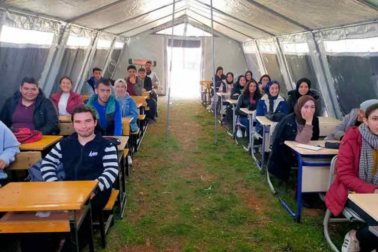 Öğrenciler üniversite sınavına çadırda hazırlanıyor