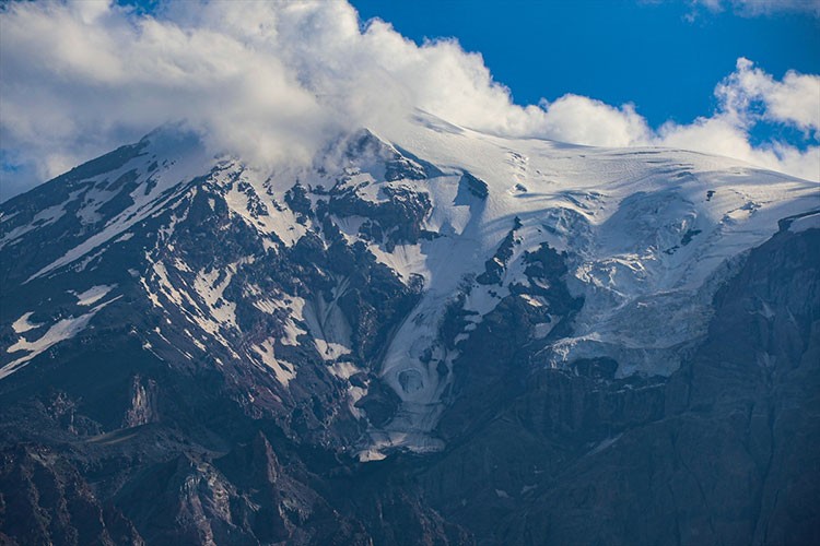 Ağrı Dağı'nın zirvesindeki takke buzulunda erime sürüyor