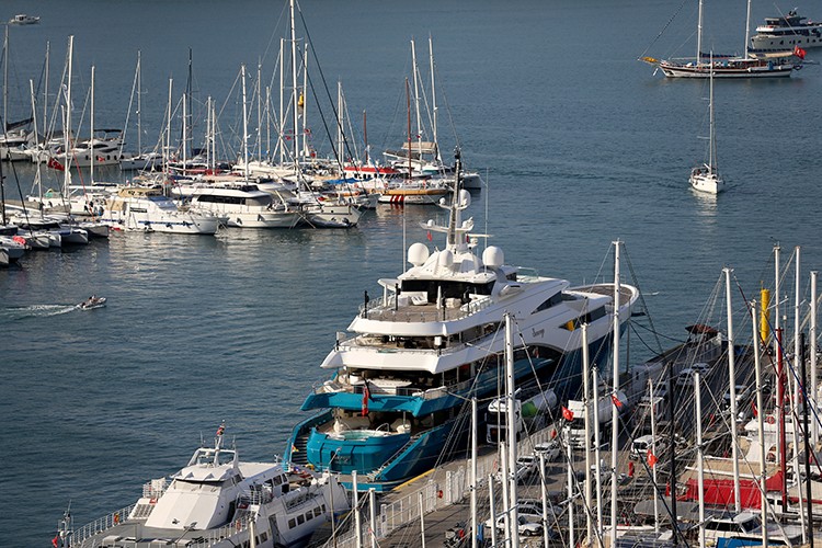 Mega yat "Sunrays" yakıt ikmali için Fethiye'ye geldi