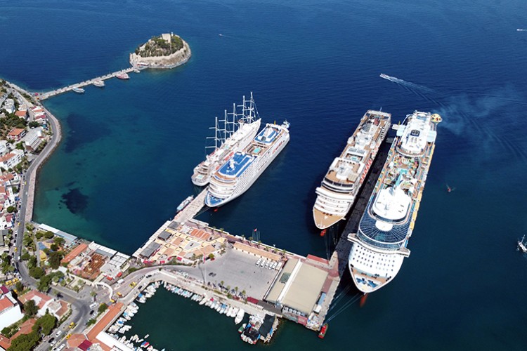 Kuşadası'na 4 kruvaziyerle 8 bin 247 turist geldi