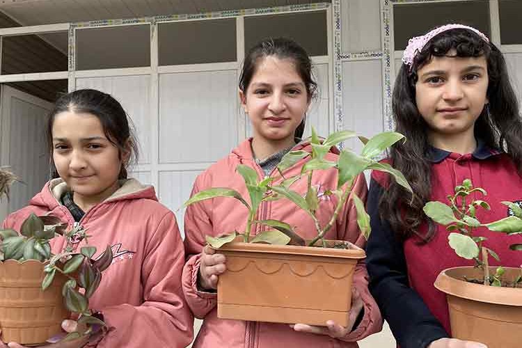 Ağrılı öğrenciler "emek" ile "başarı" ilişkisini çiçek yetiştirerek kavrıyor
