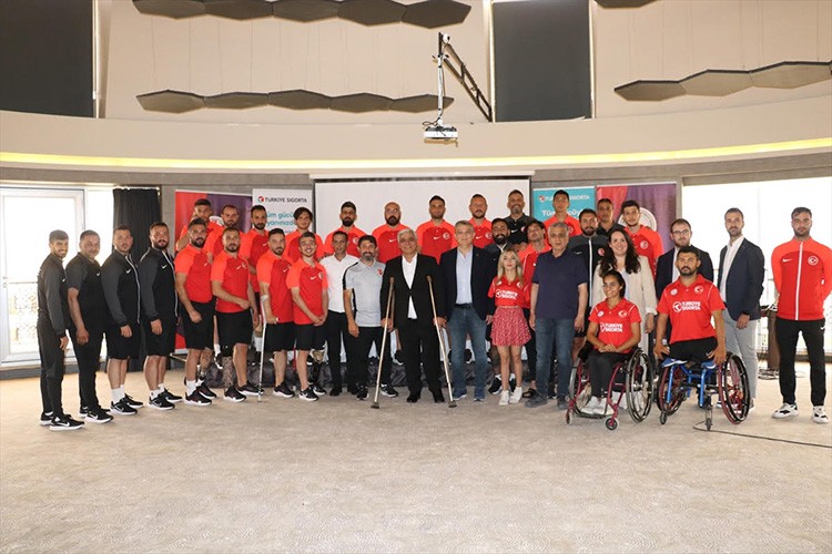 Ampute milli futbol takımına destek sürüyor