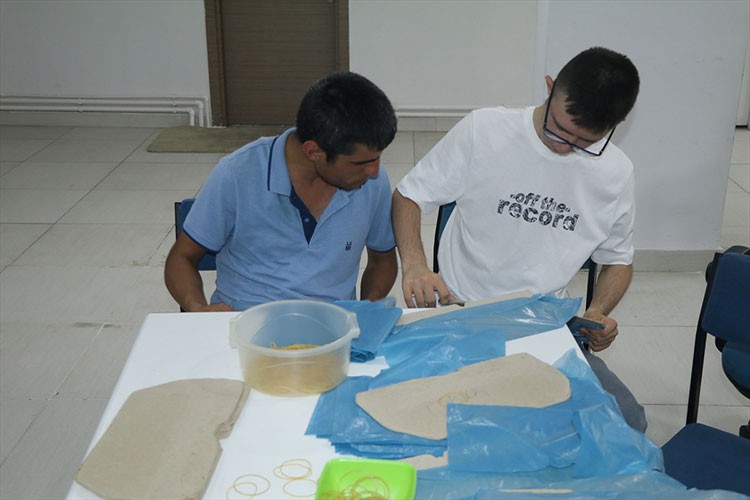 Çankırı'da özel gereksinimli bireyler galoş üreterek sosyalleşiyor