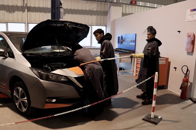 Elektrikli ve hibrit araçlar için sektöre nitelikli eleman kazandırıyorlar