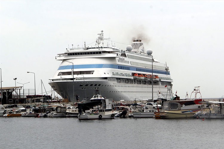 Panama bandıralı kruvaziyer Sinop'a 865 turist getirdi