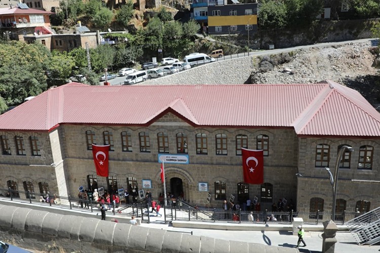 Bitlis'in "İlk Mektep"i restore edildi