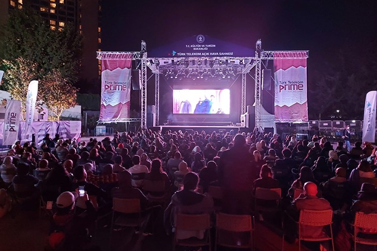 Yeşilçam'ın Sultanı Türkan Şoray hayranlarıyla buluşuyor