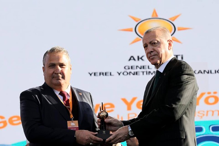 BAŞKAN ÇERÇİ ÖDÜLÜNÜ CUMHURBAŞKANI ERDOĞAN'IN ELİNDEN ALDI