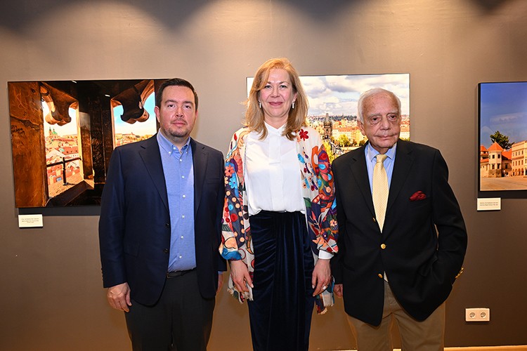 İzzet Keribar'dan zamansız bir yolculuk sergisi açıldı