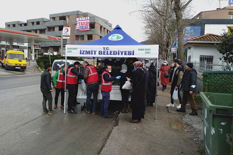 İzmit Belediyesi ürettiği istiridye mantarını vatandaşlara dağıttı