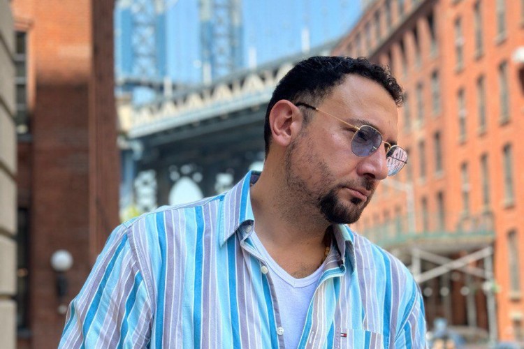 Emrah Çalapkulu, Yeni Teklisi "Geçen Sene Bu Zamanlar" ve New York'ta Çektiği Video Klibiyle Geri Dönüyor