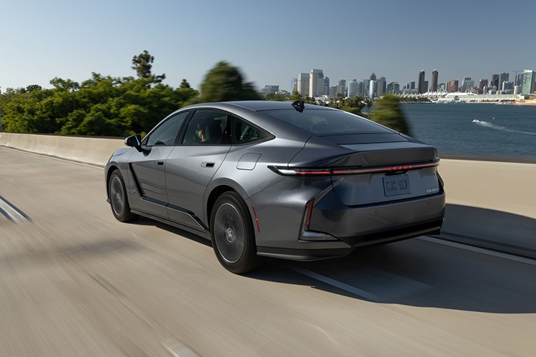 Lexus yeni nesil ES modelini tanıtıyor
