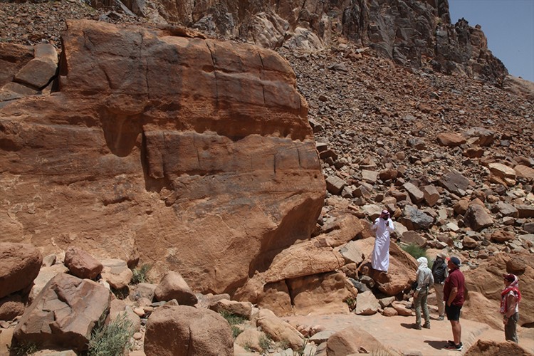 Rum Vadisi'nin tarihini Semudi diliyle ziyaretçilere aktarıyor