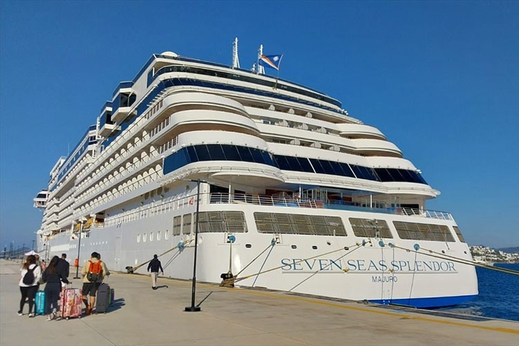 Bodrum'a "Seven Seas Splendor" isimli kruvaziyerle 720 yolcu geldi