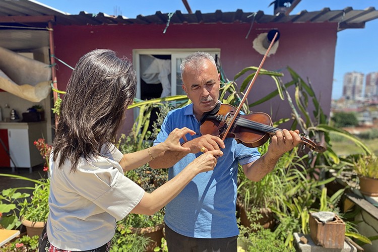Keman çalmayı öğrenen görme engellinin hayali sahneye çıkmak