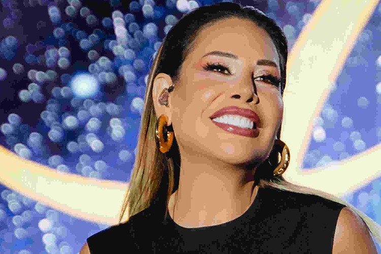 LİNET kıyafeti ve sesiyle Alaçatı'da herkesi büyüledi